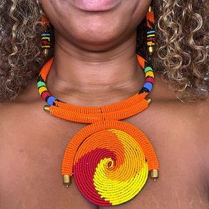 Beautiful, outstanding beaded jewelry set.